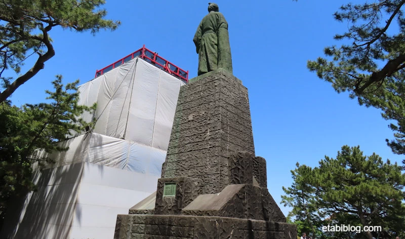 後ろから見た坂本竜馬像