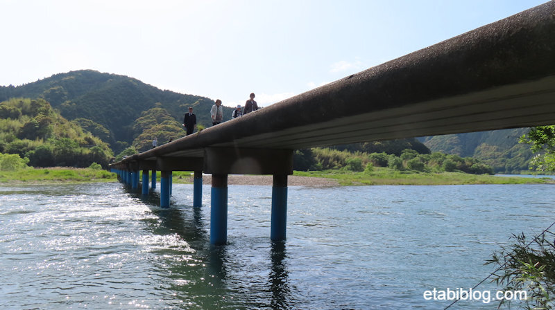 下から写した佐田沈下橋