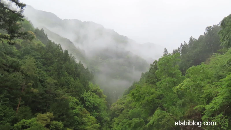 神秘的なにこ渕の山々