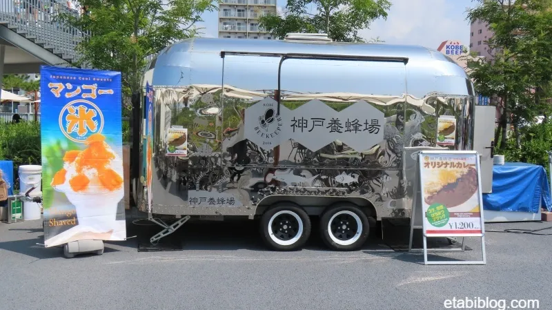 銀色に光るキッチンカー