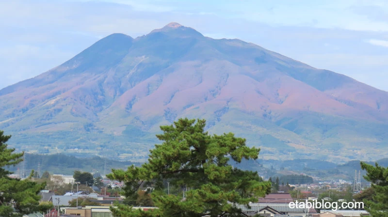 弘前公園から望む雄大な岩木山