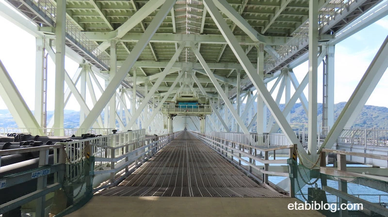 明石海峡大橋の橋桁通路
