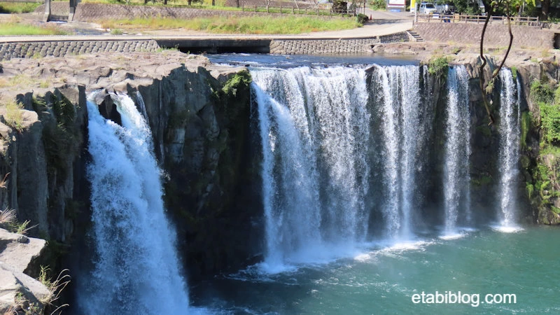 原尻の滝を左手から望む