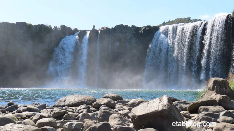 原尻の滝を滝壺から望む