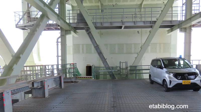 明石海峡大橋の鉄塔入口