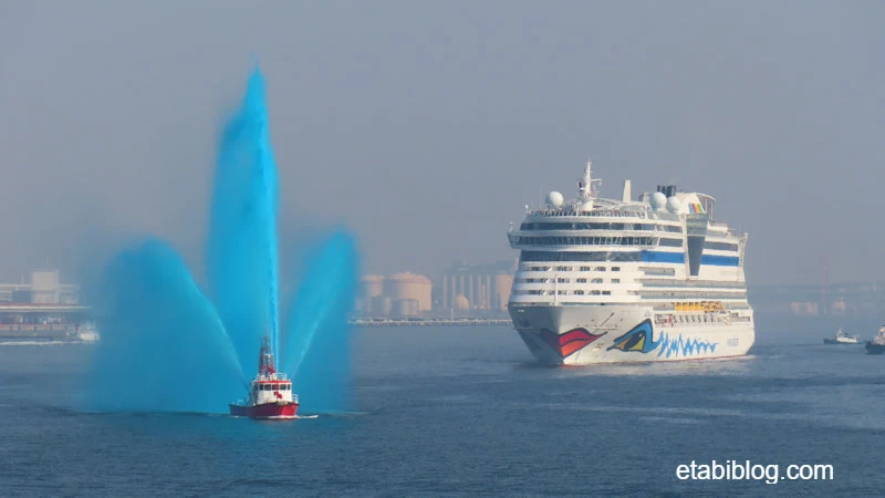 ブルーの歓迎放水