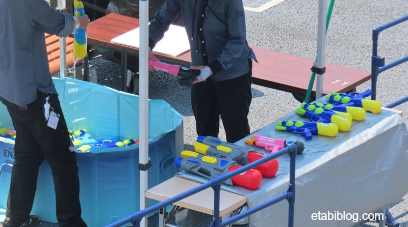 貸し出しされる水鉄砲