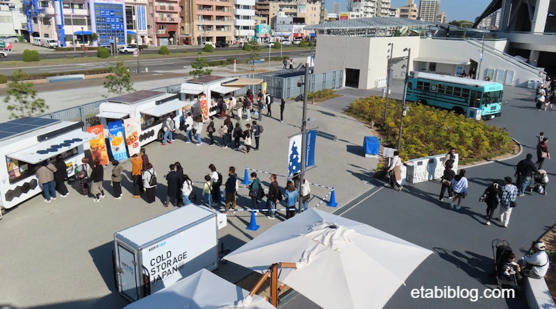 キッチンカーに並ぶ客