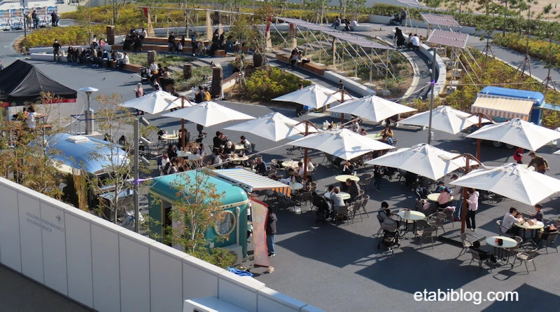 入口奥のキッチンカー