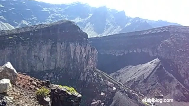 阿蘇中岳火口近くの険しい山