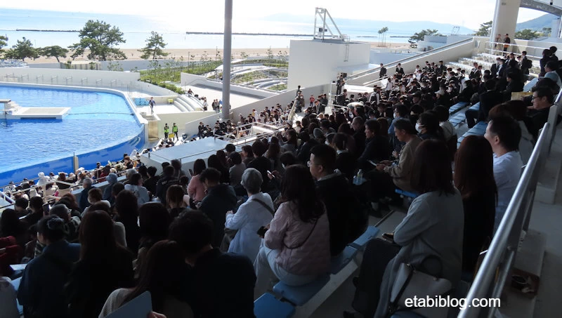 10月下旬水曜日2回目のシャチショースタジアムの混雑状況