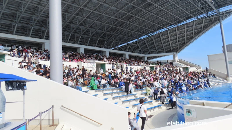 12月上旬月曜日1回目のシャチショースタジアムの混雑状況