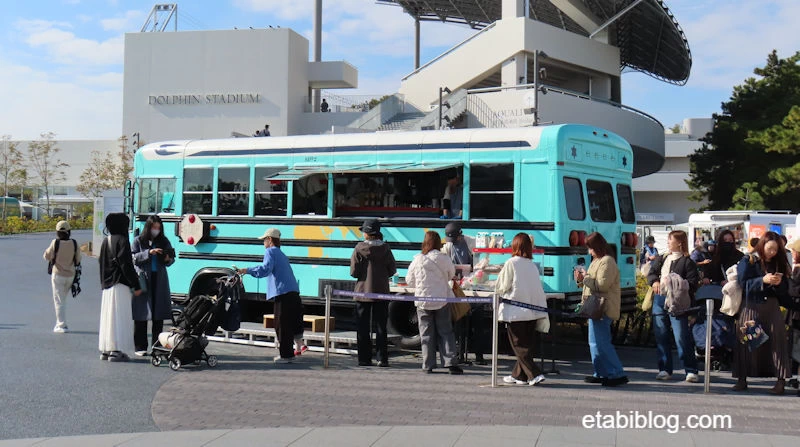 ORCAFE produced by AMAZING COFFEEに並ぶ客