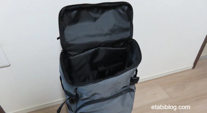 開けた状態の上から開くリュックサック