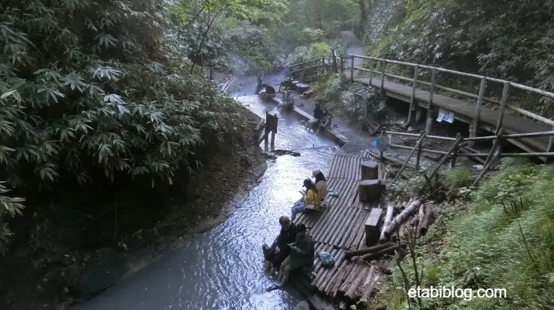 天然足湯と大湯沼川