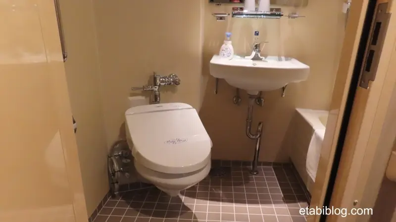 スイートルームのユニットバス