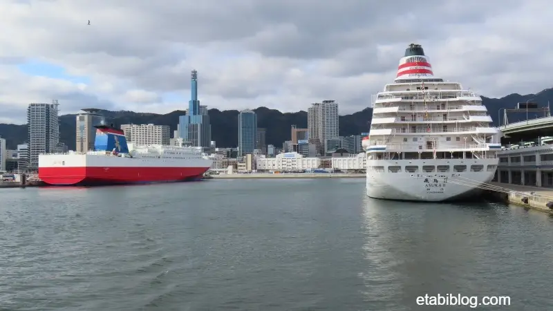 飛鳥Ⅱの船尾とフェリーたかちほ