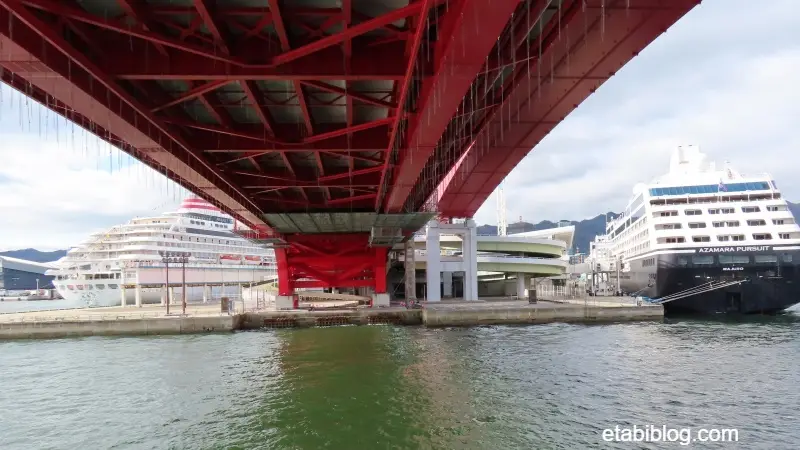 神戸大橋をくぐりぬける遊覧船