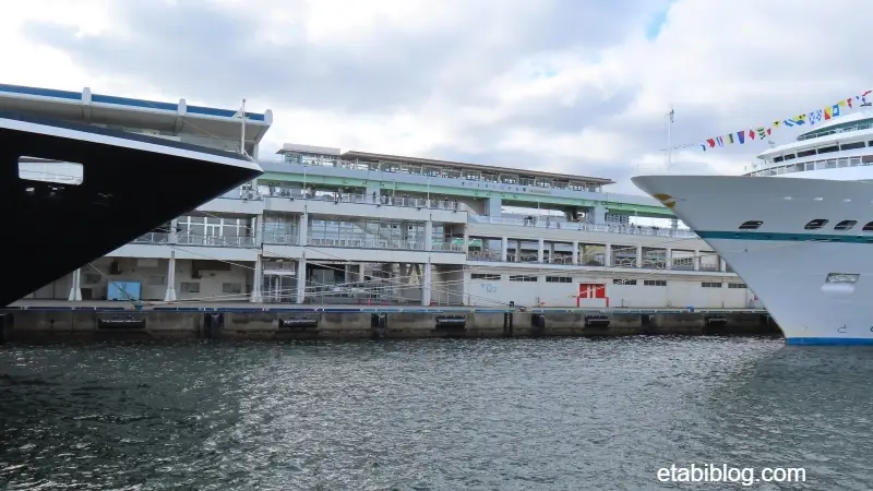 アザマラ・パシュートとアマデアの船首