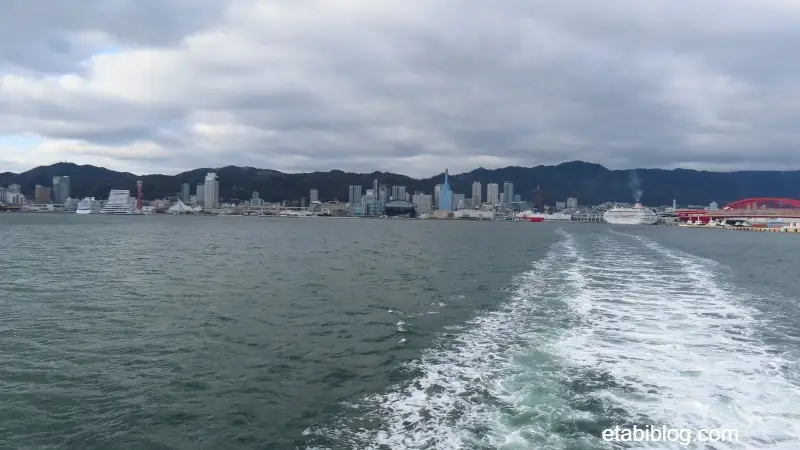 沖合から見える飛鳥Ⅱと飛鳥Ⅲ