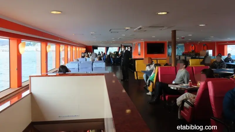 遊覧船ボーボーの船内風景