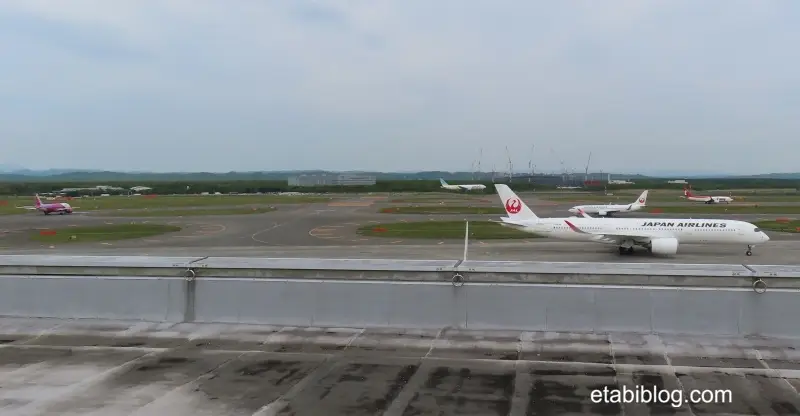 新千歳空港の展望デッキから見える複数の飛行機