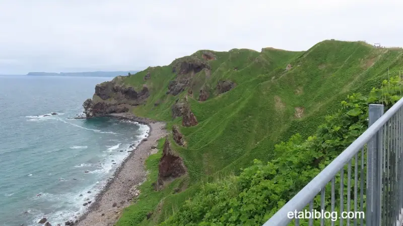 神威岬の先端から見た神威岬と神威岩が見える展望台