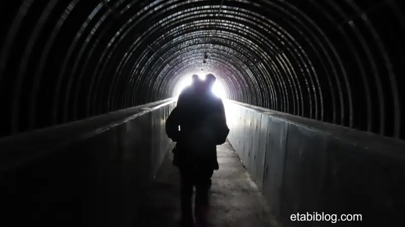 島武意海岸の暗闇トンネル内