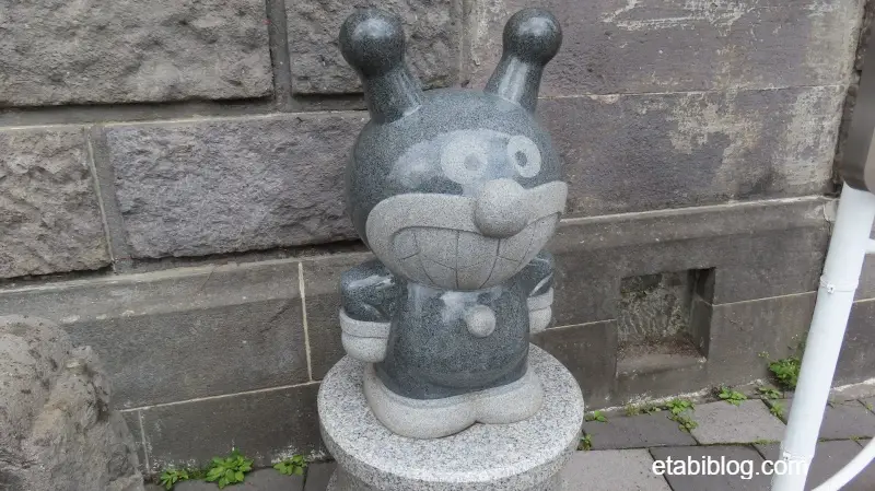 バイキンマンの石像