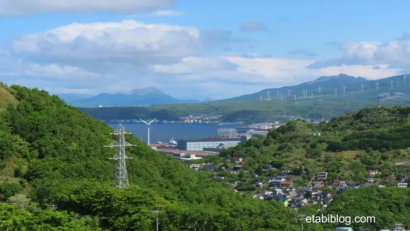 室蘭市街と北海道の山波