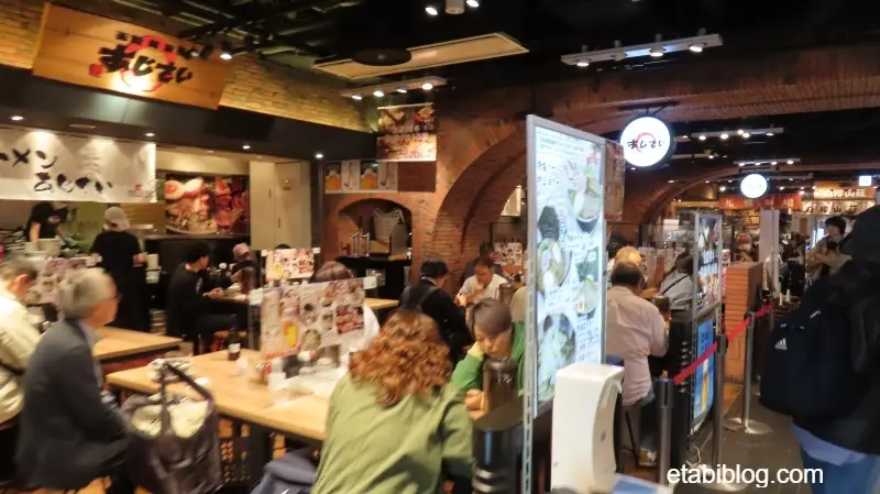 函館麺厨房あじさいの店内