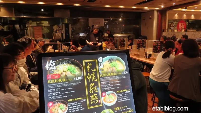 札幌飛燕の店内