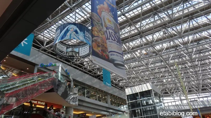 新千歳空港ロビーの大きな天井