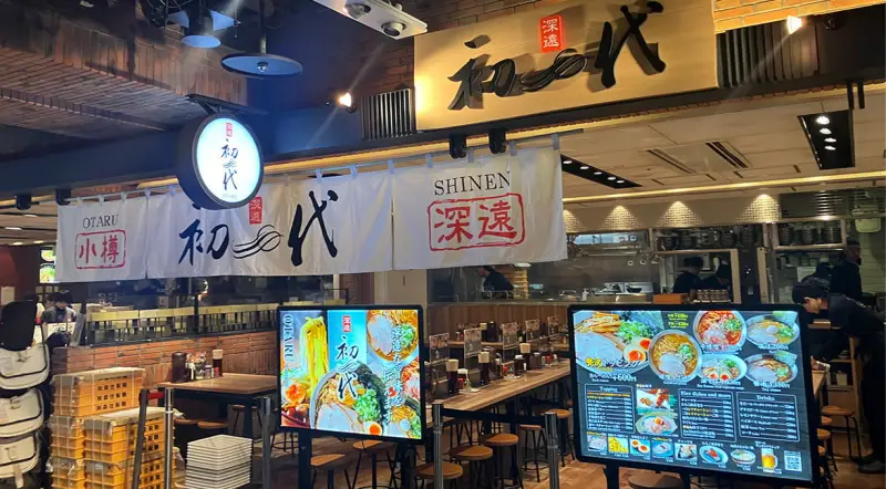 初代の店内とメニュー