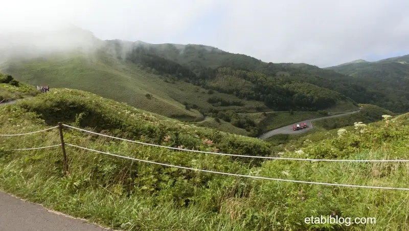 車道から見える桃岩登山口の駐車場