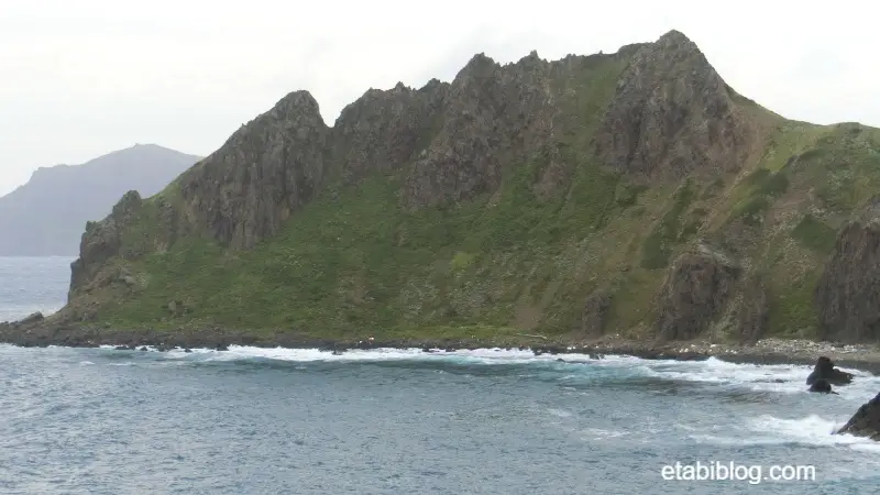 スカイ岬の入り江の向こうにある断崖の岩場