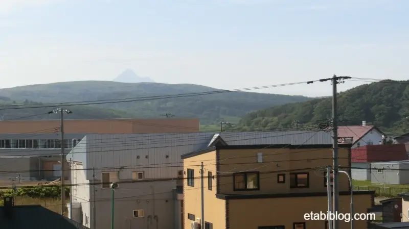 礼文島プチホテルコリンシアンのバルコニーから見える利尻山
