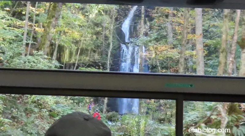 バス車内から見える雲井の滝