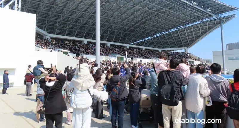 混雑している須磨シーワールドのオルカスタジアム
