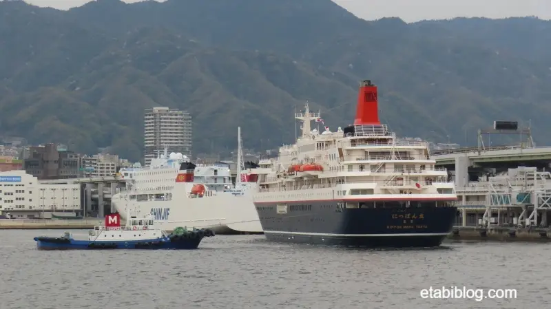ポートターミナルを離岸するにっぽん丸