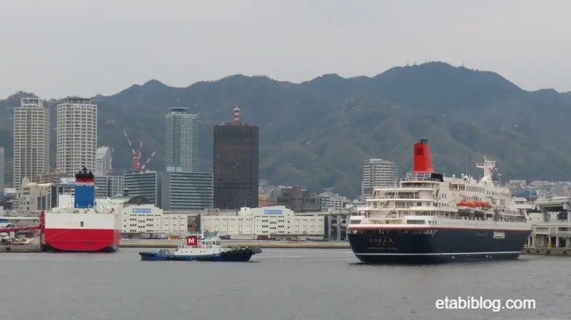 タグボートに引かれているにっぽん丸