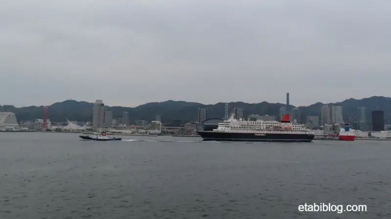 神戸港を出港していくにっぽん丸