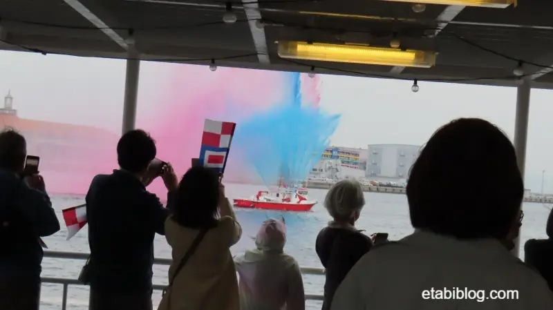 神戸市消防艇によるカラー放水