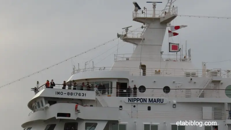 にっぽん丸のデッキから手を振る人々