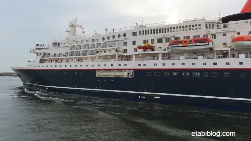 神戸港を出て行くにっぽん丸