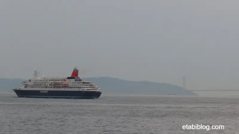明石海峡大橋とにっぽん丸