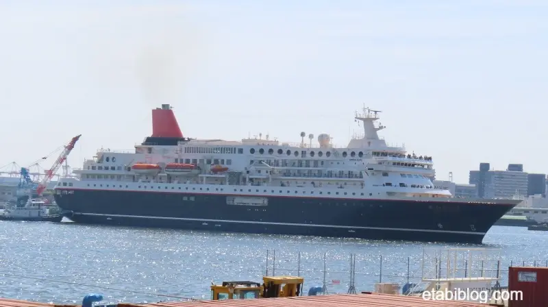 ポートターミナルに近づくにっぽん丸