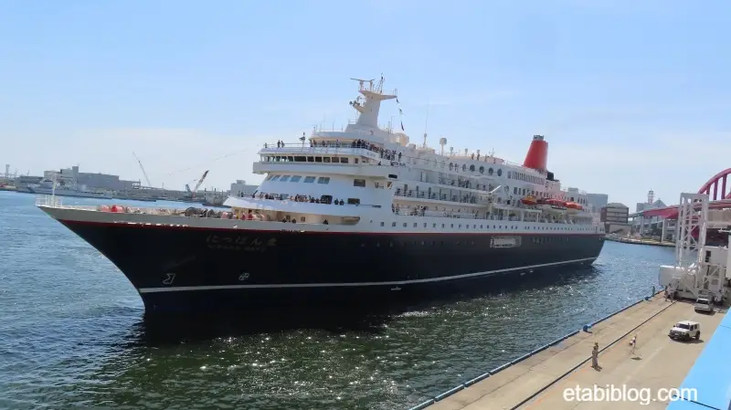 ポートターミナルに着岸する前のにっぽん丸