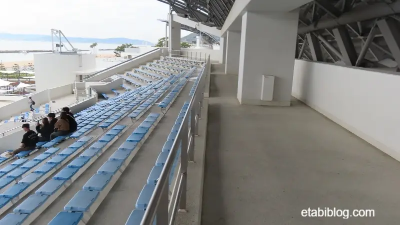 立ち見席の通路