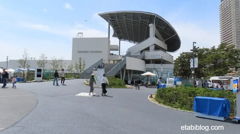 ドルフィンスタジアムの外観と階段